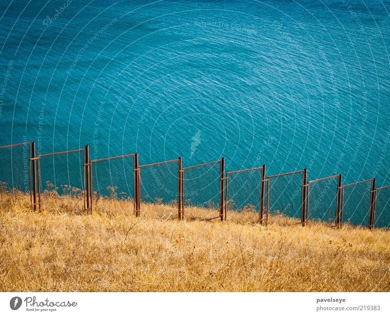 Lake behind the fence Landschaft Wasser Hügel Seeufer Sevan Zaun Schutz Farbfoto Außenaufnahme Menschenleer Textfreiraum oben Tag Kontrast Begrenzung Grenze