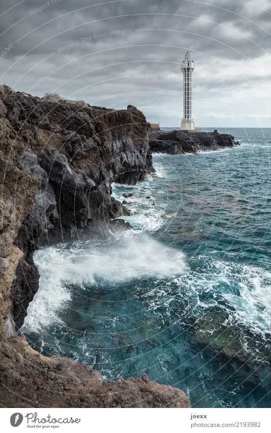 Raketentest Wasser Himmel Wolken Horizont Felsen Wellen Meer Insel La Palma Spanien Menschenleer Turm Leuchtturm hoch maritim modern rund blau braun weiß Design