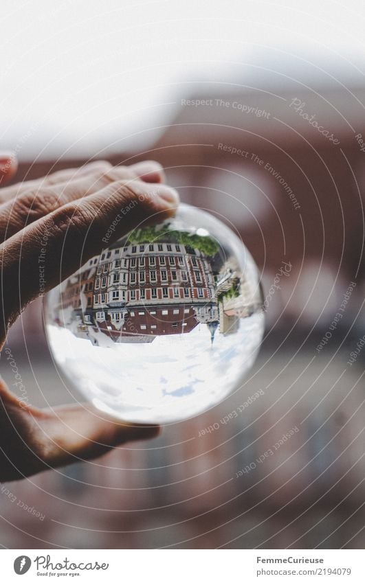 Auf dem Kopf (01) Stadt Haus Häusliches Leben Glaskugel auf dem Kopf Hand festhalten Reflexion & Spiegelung Wolken Wohnhaus Farbfoto Außenaufnahme