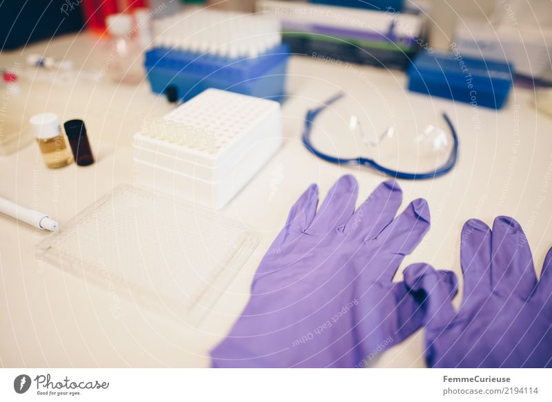 Science is beautiful (41) Technik & Technologie Wissenschaften Fortschritt Zukunft kompetent Handschuhe Labor Labortisch Laborröhrchen Laborschale Schutzbrille