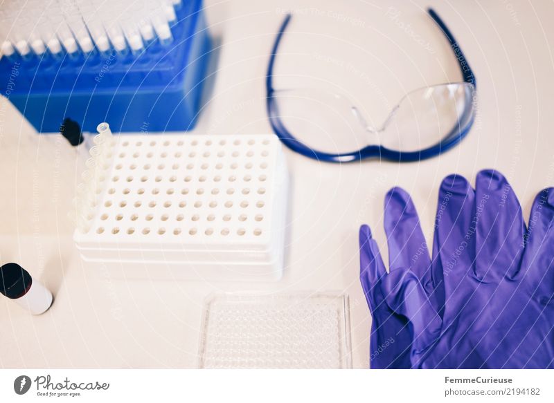 Science is beautiful (44) Wissenschaften Fortschritt Zukunft Stillleben Handschuhe Schutzbrille Labor Laborröhrchen Vogelperspektive Ordnung Farbfoto