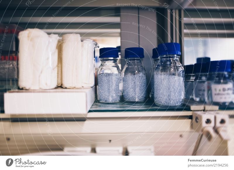 Science is beautiful (10) Wissenschaften Fortschritt Zukunft Labor Babyfläschchen Flasche Granulat Behälter u. Gefäße Laborschrank Regal Farbfoto Innenaufnahme