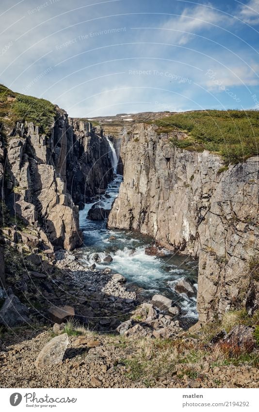 Wilde Schlucht Landschaft Wasser Himmel Wolken Frühling Schönes Wetter Schnee Gras Felsen Berge u. Gebirge Flussufer Wasserfall eckig wild blau braun grau grün