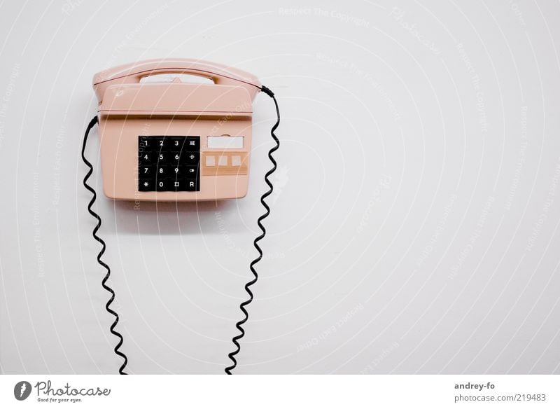 Telefon Telekommunikation analog Telefonhörer Telefonanschluss Telefonkabel telefonisch Tastatur Notruf alt retro Taste Wand weiß hell Kunststoff Farbfoto