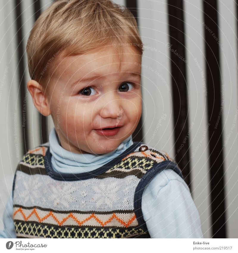 großer Bruder Mensch maskulin Kind Kleinkind Junge Kindheit Gesicht 1 1-3 Jahre Denken drehen Lächeln Blick ästhetisch blond authentisch frech Fröhlichkeit