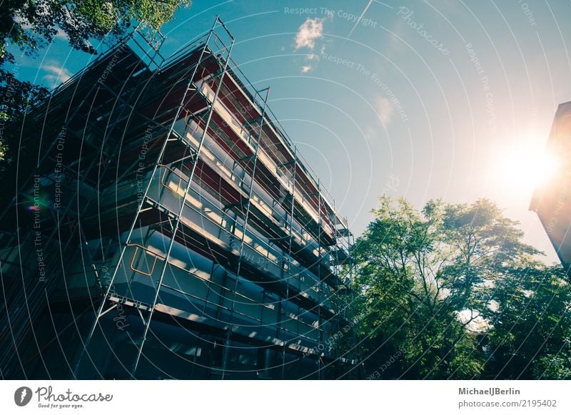 Gerüst an einem Haus bei strahlendem Sonnenschein Baustelle Stadt Bauwerk Gebäude Architektur Fassade Wachstum Reichtum Modernisierung Baugerüst Gastronomie