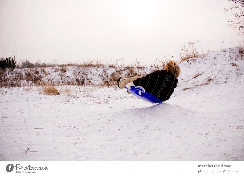 PFANNENRUTSCHER Freude Freizeit & Hobby Spielen Winter Schnee Mensch maskulin Junge Kindheit 1 Umwelt Natur Landschaft Himmel Bewegung Rodeln rutschen Schanze