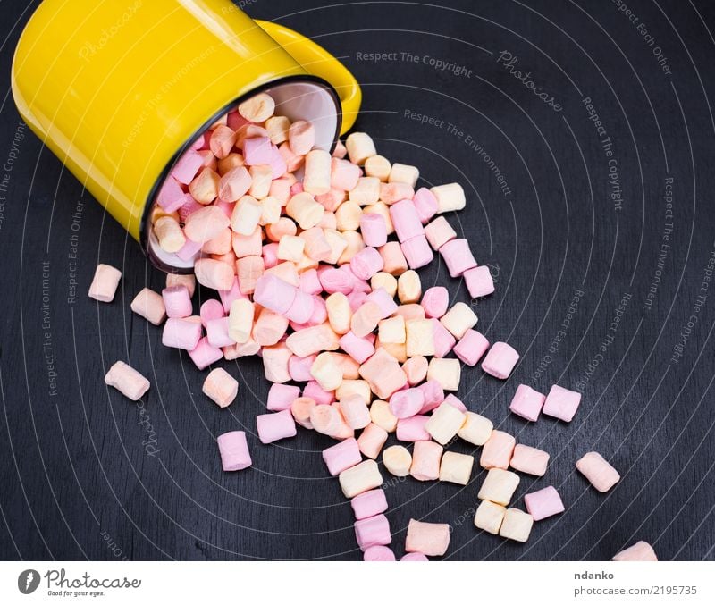 Stücke von bunten Marshmallows Dessert Süßwaren Tasse Tisch Holz Essen lecker weich gelb rosa schwarz weiß Hintergrund farbenfroh Bonbon Pastell Lebensmittel