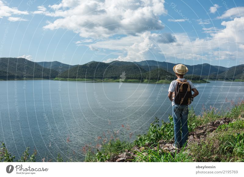 junger asiatischer Junge, der alleine am Naturpark, Weinleseton reist Freude Glück Spielen Ferien & Urlaub & Reisen Tourismus Ausflug Abenteuer Freiheit Sommer