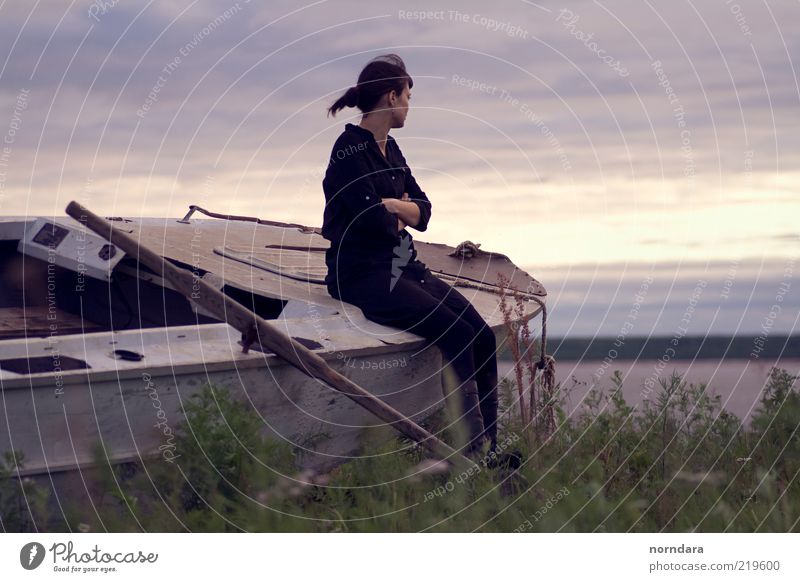 sie und das Boot. Mensch Frau Erwachsene Haare & Frisuren 1 18-30 Jahre Jugendliche Natur Landschaft Pflanze Luft Wasser Himmel Sommer Schönes Wetter Gras