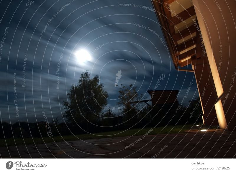 Auch im Dunkeln scheint ein Licht Luft Himmel Nachthimmel Mond Vollmond Herbst Klima Wind Baum Garten Dach Dachrinne Säule Vordach leuchten bedrohlich dunkel