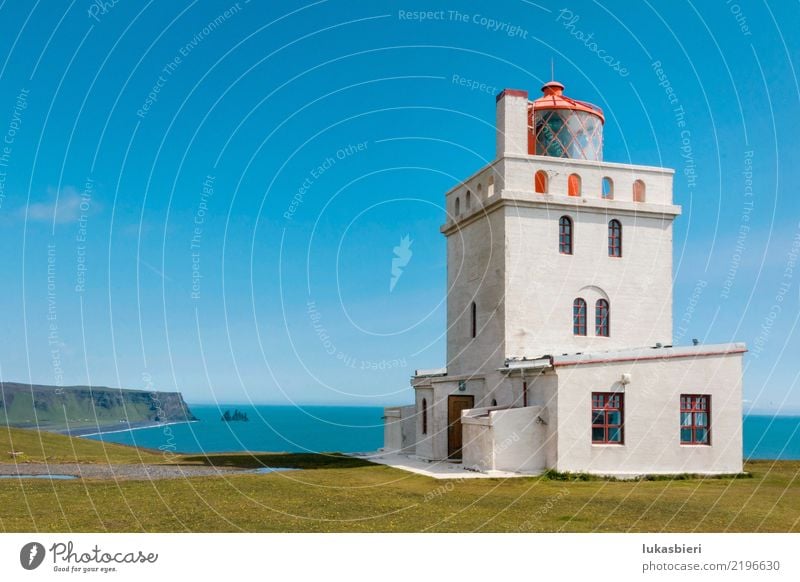 Leuchtturm auf steiniger Klippe Island Küste Strand traumhaft Ferien & Urlaub & Reisen Natur Wasser Felsen Wellen Meer Himmel Gischt Landschaft rot eckig Glas