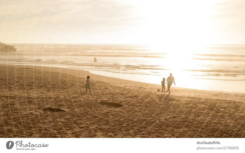 Quality time Spielen Ferien & Urlaub & Reisen Sommer Sommerurlaub Sonne Strand Meer Fußball Mensch Kind Mann Erwachsene Eltern Geschwister