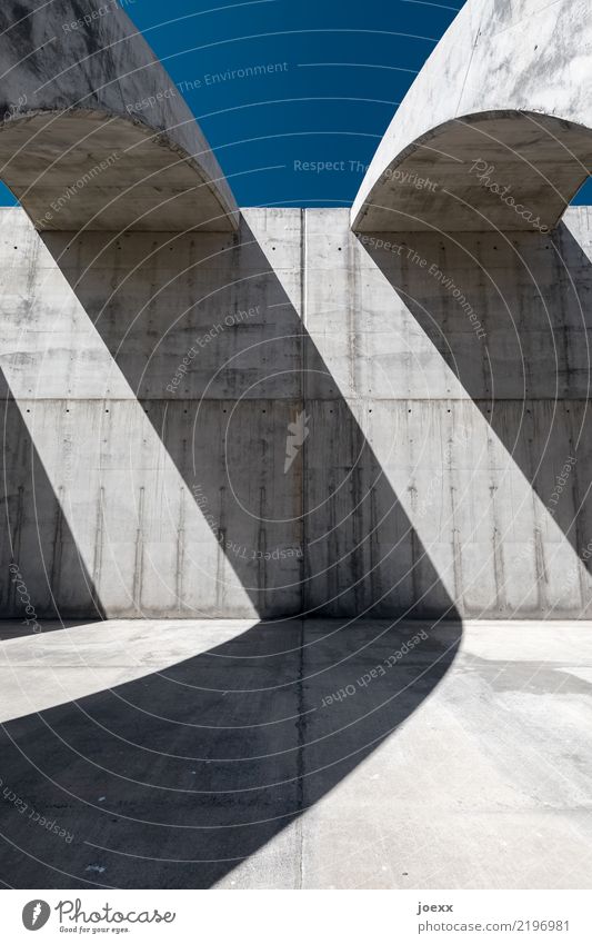 > Bauwerk Architektur Mauer Wand Beton ästhetisch groß hoch kalt blau grau modern Farbfoto Gedeckte Farben Menschenleer Tag Licht Schatten