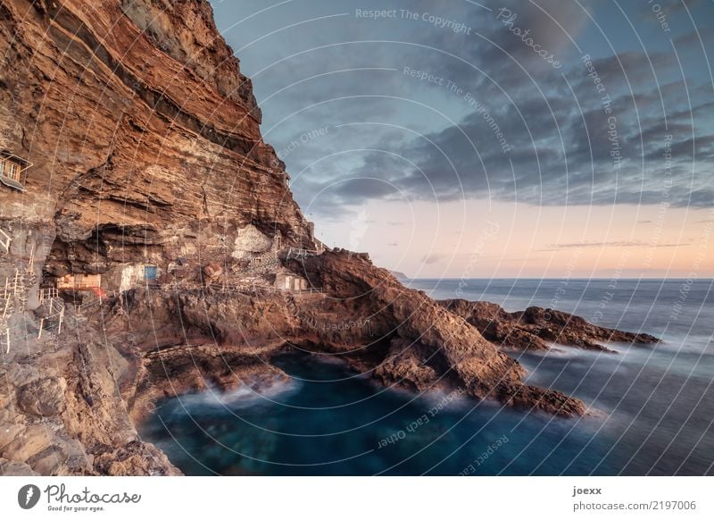 Schöner Wohnen Wasser Himmel Wolken Horizont Sommer Felsen Meer Insel Klippe La Palma Spanien Haus Hütte Mauer Wand alt gigantisch klein blau braun orange