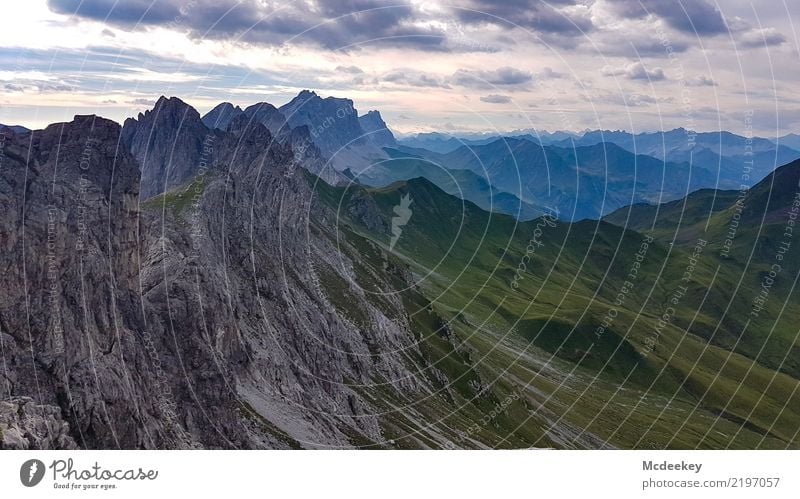 Fernweh Umwelt Natur Landschaft Pflanze Himmel Wolken Horizont Sommer Wetter Gras Hügel Felsen Berge u. Gebirge Gipfel dunkel Ferne frei gigantisch