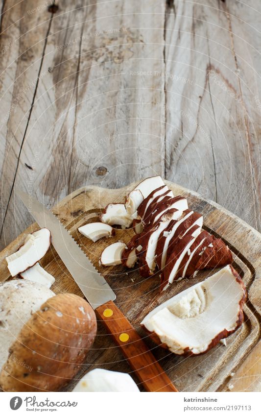 Wilde porcino Pilze auf einem Abschluss des hölzernen Brettes oben Vegetarische Ernährung Diät Herbst Holz lecker wild Steinpilze Maronenröhrling