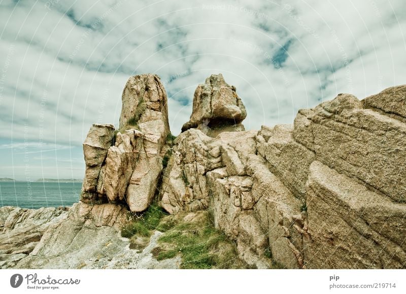 halbseeriff Natur Urelemente Wasser Himmel Wolken Sommer Wetter Felsen Küste Riff Meer fest Ferne frisch Fernweh bizarr Felsspalten Fluchtpunkt Granit steinig