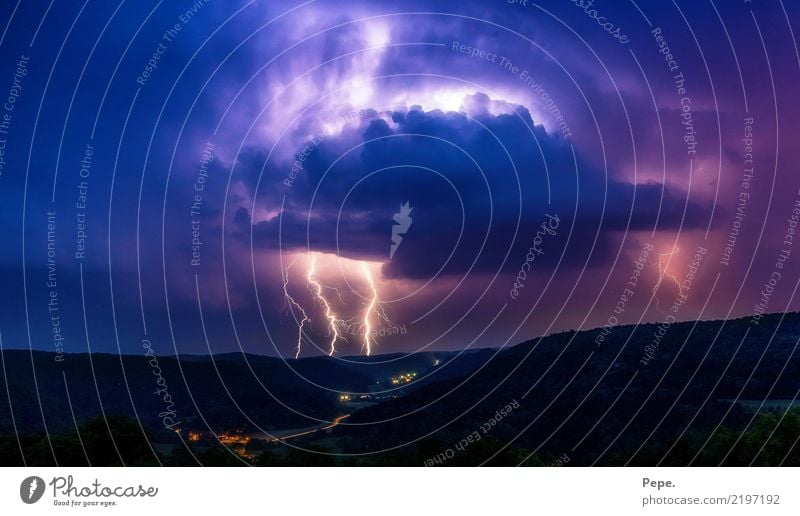 Gewitterzelle Natur Landschaft schlechtes Wetter Unwetter Regen Blitze bedrohlich dunkel blau violett Tal Hagel Farbfoto Außenaufnahme Abend Nacht