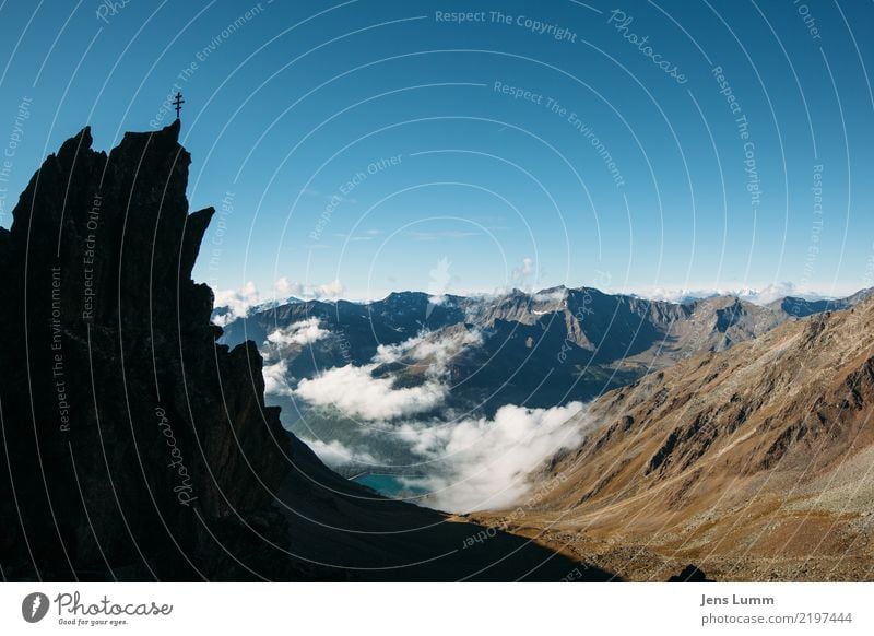 The Cross Landschaft Wolkenloser Himmel Schönes Wetter Alpen Berge u. Gebirge frei Unendlichkeit blau braun gelb wandern Gipfelkreuz Stausee ruhig Farbfoto