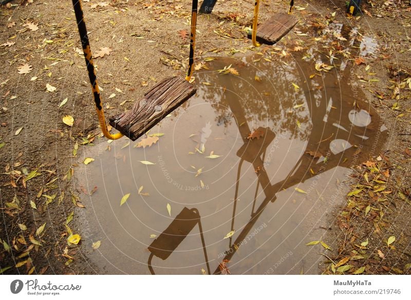 Pfütze Spielzeug Spiegel Sand Holz Stahl Wasser alt frei gut einzigartig kaputt klein natürlich blau braun gelb gold grau Farbfoto Menschenleer Tag