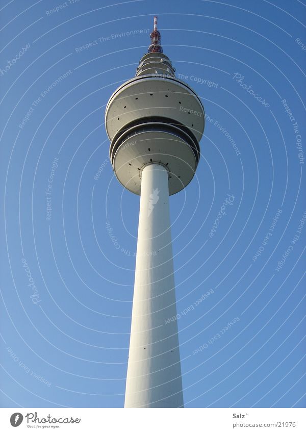 Himmel am Stiel groß schön Architektur Hamburg Eis Turm Schönes Wetter blau Fernsehturm Froschperspektive Außenaufnahme Hamburger Fernsehturm Zentralperspektive