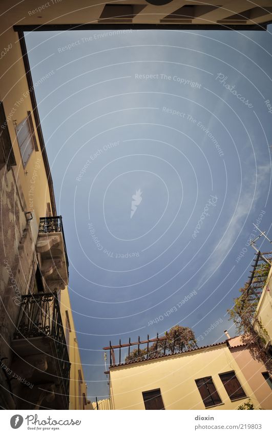 backyard, baby! Himmel Wolken Wetter Schönes Wetter Chania Griechenland Haus Bauwerk Gebäude Architektur Mauer Wand Fassade Balkon Terrasse Stadt pergola