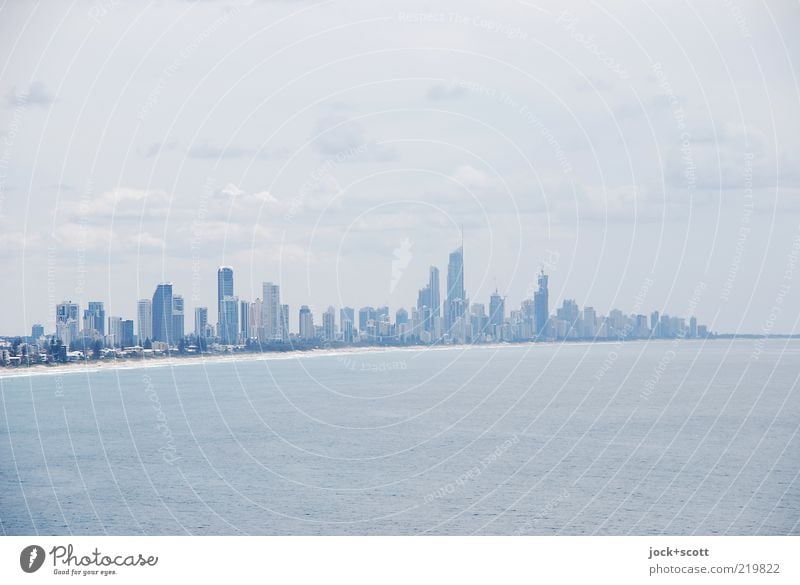 Surfers Paradies am diesigen Tag Ferne Himmel Wolken schlechtes Wetter Meer Pazifik Küste Queensland Stadt Skyline modern Fortschritt Horizont Inspiration Stil