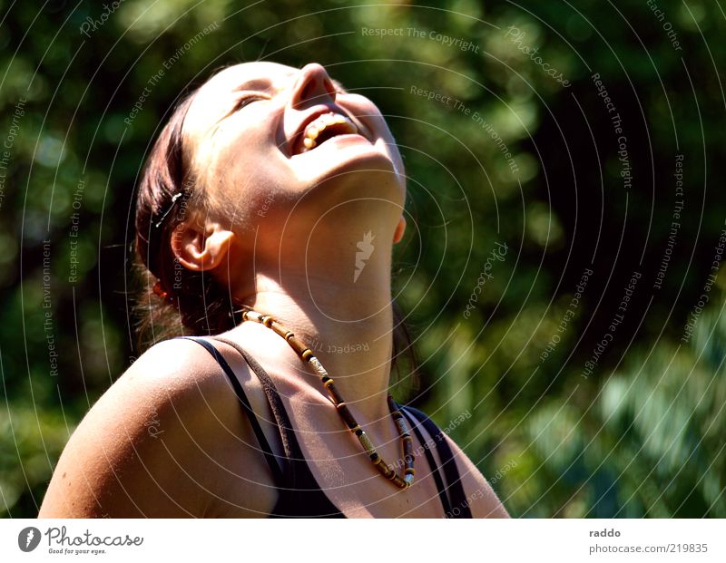 Catching the Sun Freude Gesicht Wohlgefühl Zufriedenheit Sommer Sonnenbad Mensch feminin Junge Frau Jugendliche Erwachsene Kopf 1 18-30 Jahre Umwelt