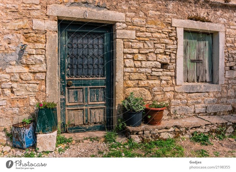 Fassade, Old Perithia Erde Pflanze Gras Nutzpflanze Topfpflanze Korfu Dorf Menschenleer Mauer Wand Fenster Tür Türknauf Fensterladen alt blau braun grau grün