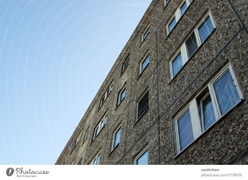 Home, sweet home Haus Hochhaus Gebäude Fenster blau gelb grau Wohngebiet Wohnhochhaus Plattenbau DDR Mehrfamilienhaus alt Farbfoto Außenaufnahme Menschenleer