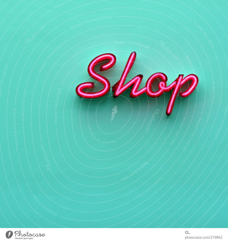 shop Lifestyle ästhetisch türkis magenta rosa Typographie Leuchtreklame Kapitalismus Eingang Wand Hintergrund neutral Schriftzeichen Licht leuchten