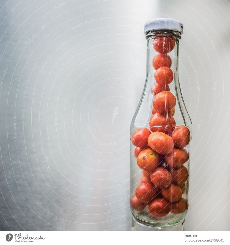 Ketchup Ernährung Flasche grau rot weiß drängeln Tomate Farbfoto Innenaufnahme Experiment Menschenleer Textfreiraum links Textfreiraum rechts Textfreiraum oben