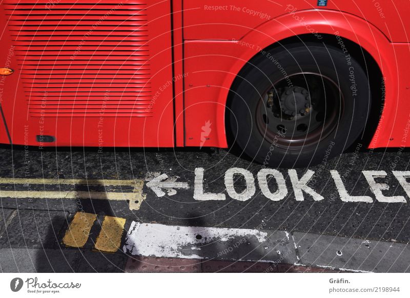 Look, ein roter Bus! Ferien & Urlaub & Reisen Tourismus Ausflug Städtereise Sommer London Hauptstadt Stadtzentrum Verkehrsmittel Verkehrswege