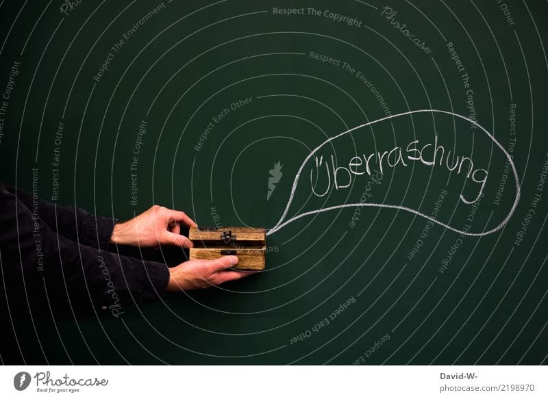 Überraschung Freude Glück Mensch Mann Erwachsene Kindheit Leben Kunst Gold Schlüssel schön Weihnachten & Advent Tafel Kreide Wort Geschenk Truhe schenken Liebe