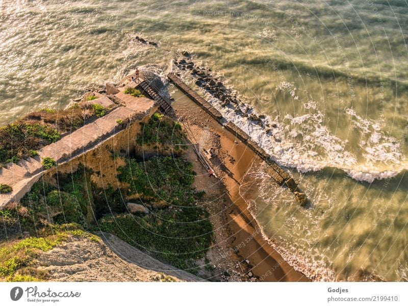 Weg ins Meer maskulin feminin 4 Mensch Natur Sand Wasser Sommer Sträucher Felsen Wellen Küste Korfu Bewegung Blick Schwimmen & Baden exotisch maritim Wärme wild