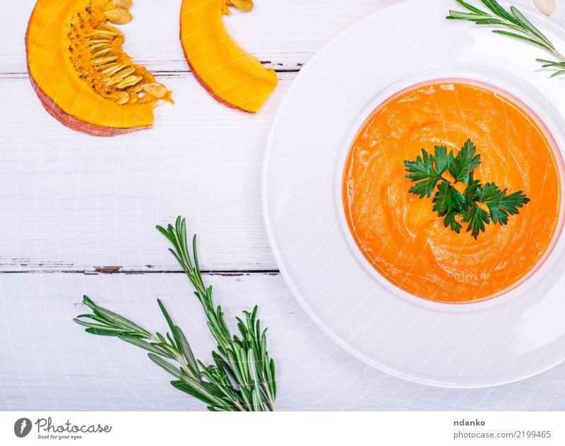 Kürbiscremesuppe Gemüse Suppe Eintopf Essen Mittagessen Abendessen Vegetarische Ernährung Diät Teller Gesunde Ernährung Tisch Halloween Herbst Holz frisch gelb