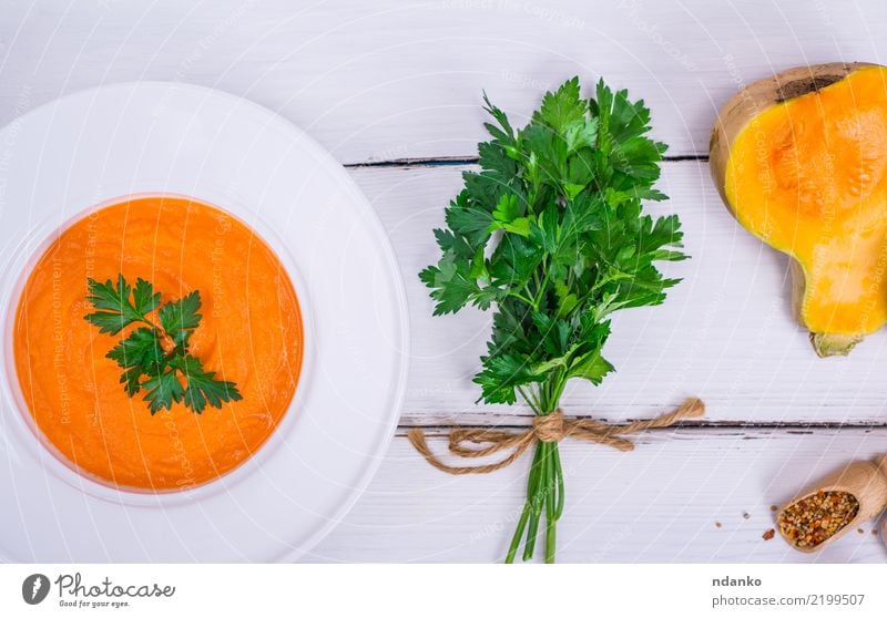 Kürbiscremesuppe Gemüse Suppe Eintopf Essen Abendessen Bioprodukte Vegetarische Ernährung Diät Teller Tisch Halloween Natur Herbst Holz frisch oben gelb grün