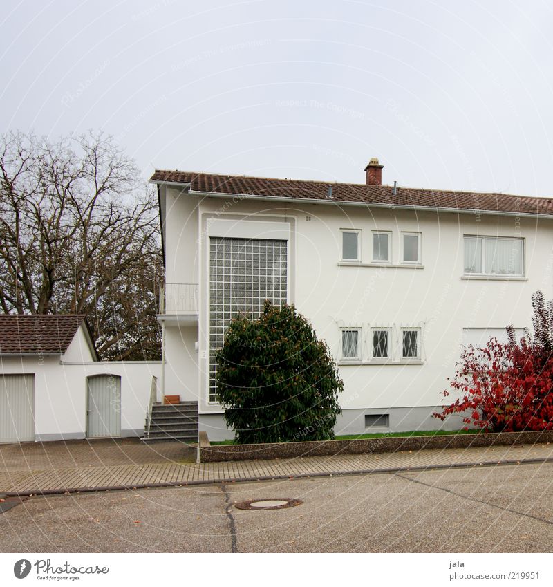 familienhaus Himmel Pflanze Sträucher Menschenleer Haus Platz Bauwerk Gebäude Architektur Treppe Fassade Fenster Tür Straße Wege & Pfade trist weiß grau