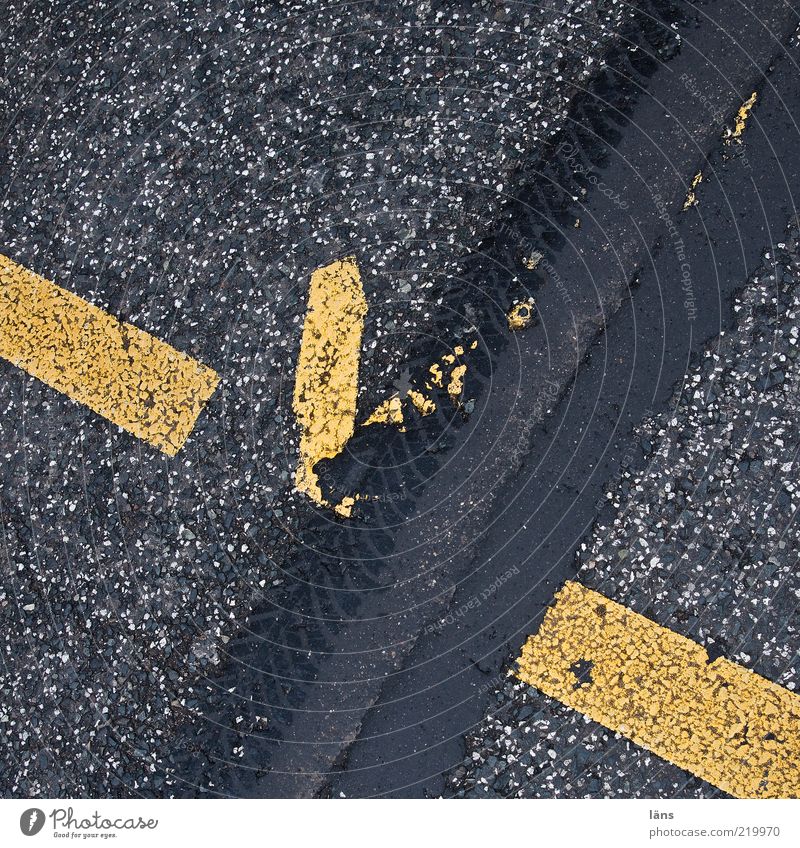 have a break Verkehrswege Straße Wege & Pfade kaputt Geschwindigkeit gelb grau Bewegung chaotisch Asphalt Schilder & Markierungen spurenlesen Spuren Teer