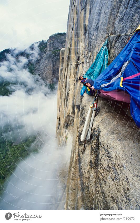 Das Kletterteam lagerte im Sturm. Abenteuer Sport Klettern Bergsteigen Seil Freundschaft 2 Mensch Unwetter Gipfel sportlich hoch nass Tapferkeit selbstbewußt