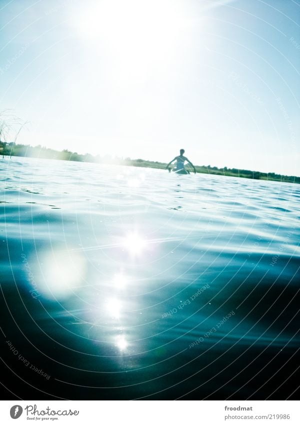 schifflage Wassersport Mensch maskulin Junger Mann Erwachsene Coolness Lebensfreude Gelassenheit ruhig Pause Surfbrett sitzen Baggersee See Zufriedenheit