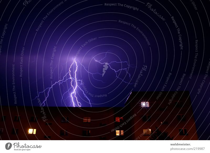 Gewitterfoto Umwelt Wetter schlechtes Wetter Unwetter Blitze Haus Hochhaus Aggression ästhetisch Angst bedrohlich Neubausiedlung Blitzschlag Himmel Naturgewalt