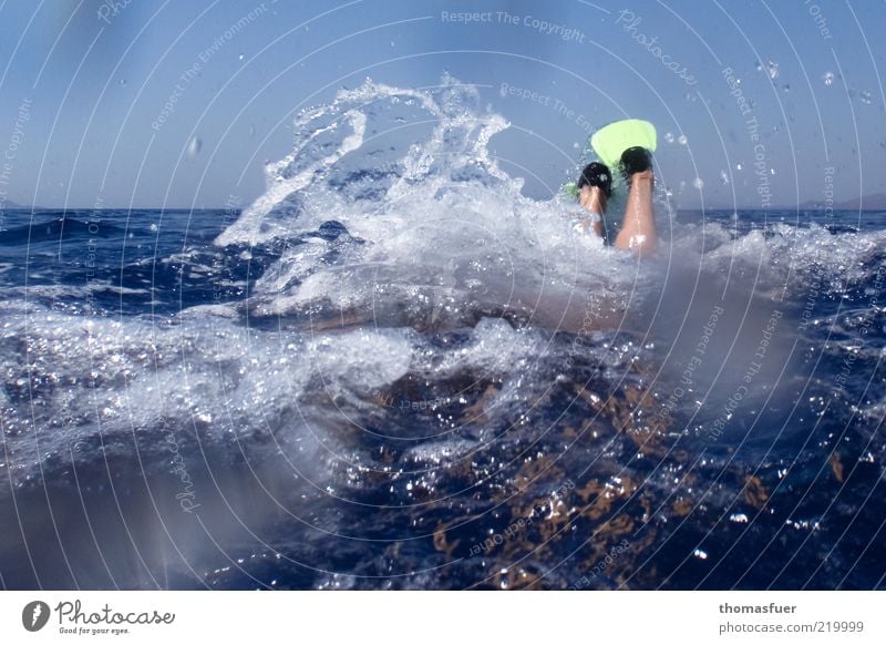 Wasserquirl Freizeit & Hobby Ferien & Urlaub & Reisen Sommerurlaub Meer Wassersport tauchen Mensch Beine Fuß 1 Wolkenloser Himmel Schönes Wetter Schwimmhilfe