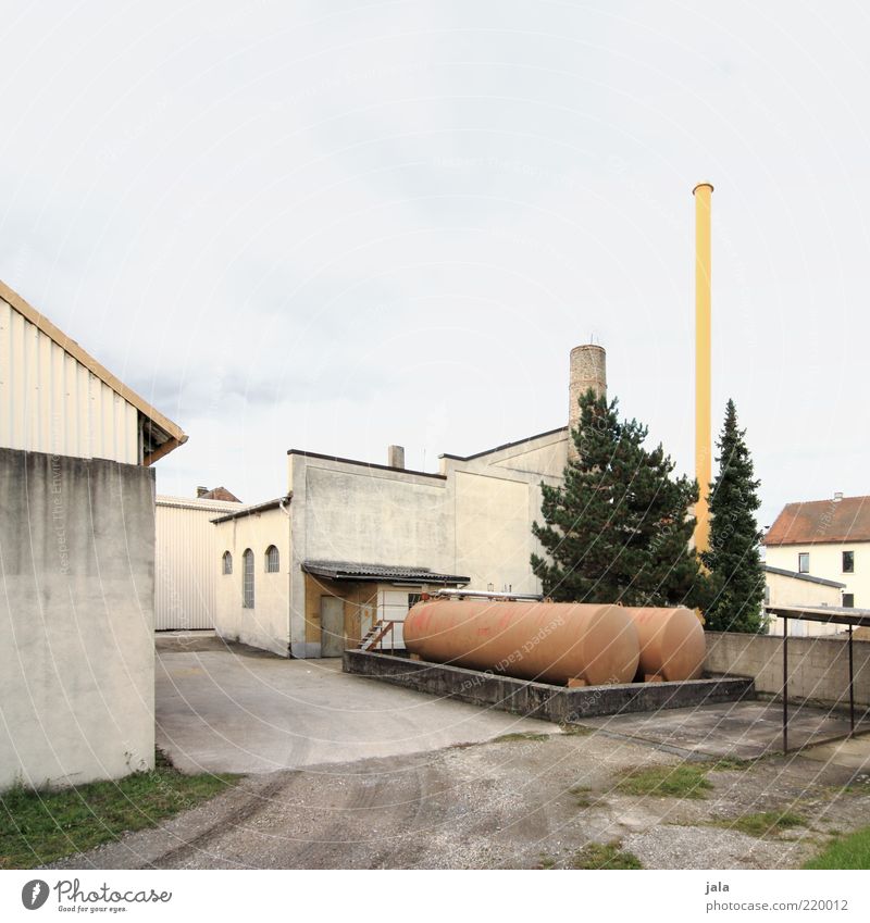 werkhof Industrie Unternehmen Himmel Pflanze Baum Haus Industrieanlage Fabrik Platz Bauwerk Gebäude Architektur trist Schornstein Werkhof Außenaufnahme