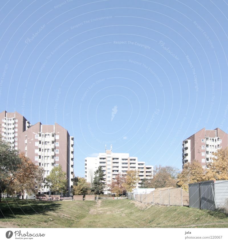 wohnanlage Himmel Pflanze Baum Wiese Stadt Haus Hochhaus Platz Bauwerk Gebäude Architektur Farbfoto Außenaufnahme Menschenleer Textfreiraum oben Tag Plattenbau