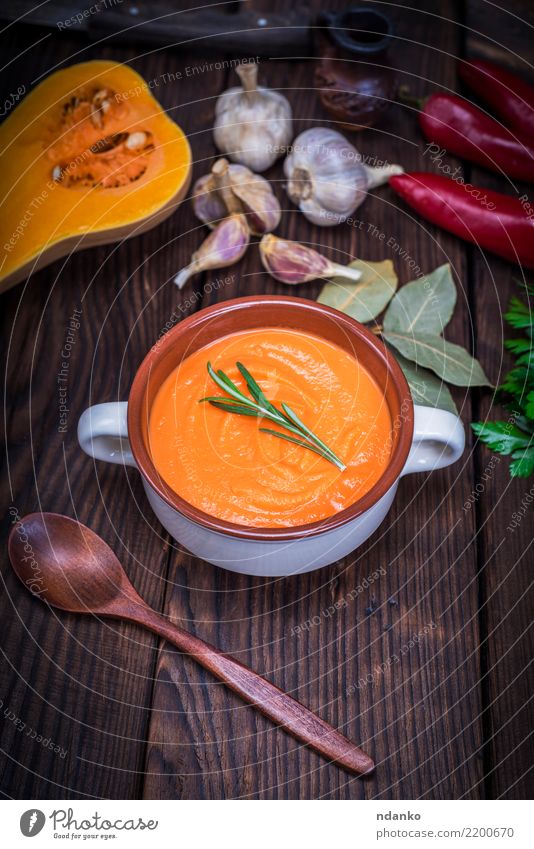 Suppe von Kürbis in einer keramischen Platte Gemüse Eintopf Kräuter & Gewürze Essen Mittagessen Abendessen Vegetarische Ernährung Schalen & Schüsseln Löffel