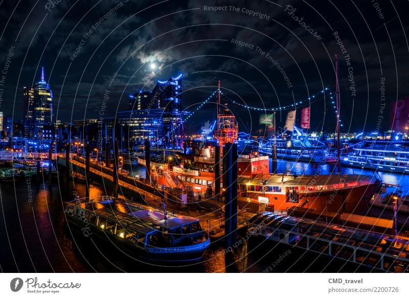 Hamburg bei Nacht Stadt Hafenstadt Stadtzentrum Menschenleer Sehenswürdigkeit Wahrzeichen Denkmal Elbphilharmonie authentisch gelb rot schwarz Wasserfahrzeug