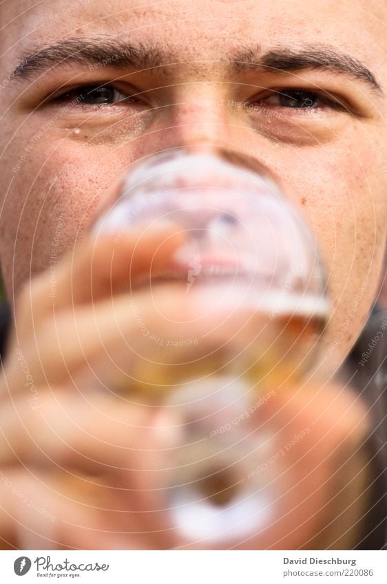 Bierkonsument Getränk trinken Erfrischungsgetränk Alkohol Glas Mensch Junger Mann Jugendliche Erwachsene Kopf Gesicht Auge Lippen Hand Finger 1 18-30 Jahre