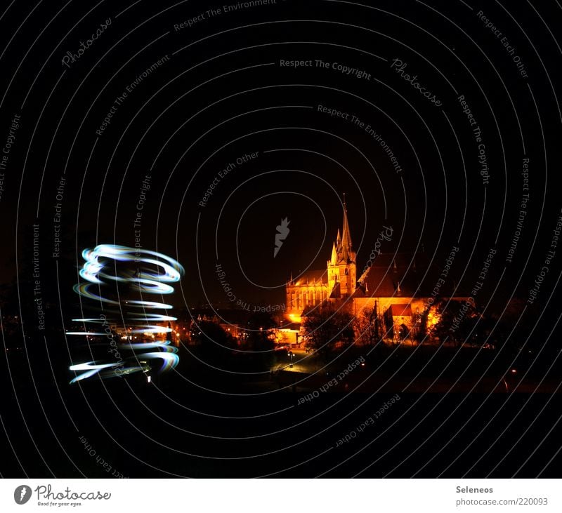 Wirbelsturm Erfurt Stadt Altstadt Skyline Kirche Dom Bauwerk Gebäude Sehenswürdigkeit glänzend leuchten zeichnen Licht Lichtspiel Taschenlampe Farbfoto